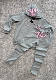 Chandal Syna GRIS (letras Rosas)